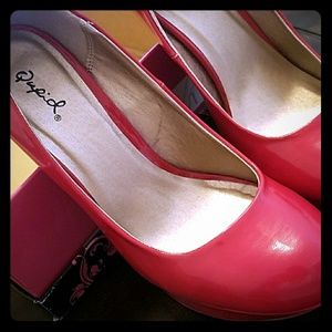 Quips red heels